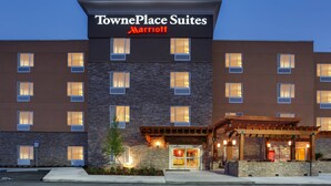 TownePlace Suites Marriott : un hôtel au design moderne, avec de nombreuses fenêtres et un espace d’entrée abrité.