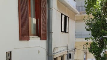 Studio Ekonomi | Pemandangan dari kamar