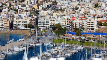 Un puerto deportivo con numerosas embarcaciones amarradas, rodeado de edificios densamente poblados con balcones.
