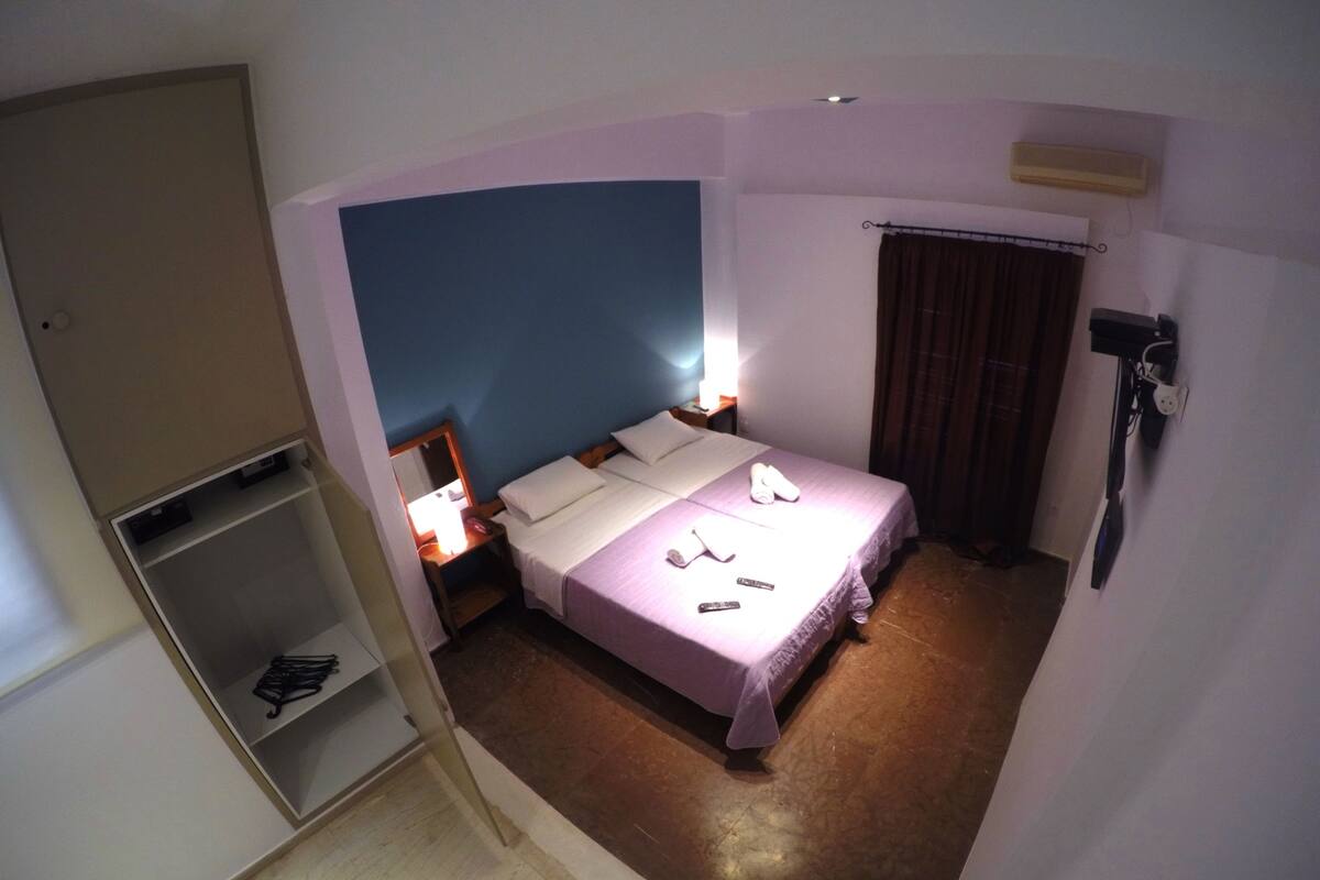 Studio, Balcony, Partial Sea View | In-room safe, WiFi (free), bed sheets