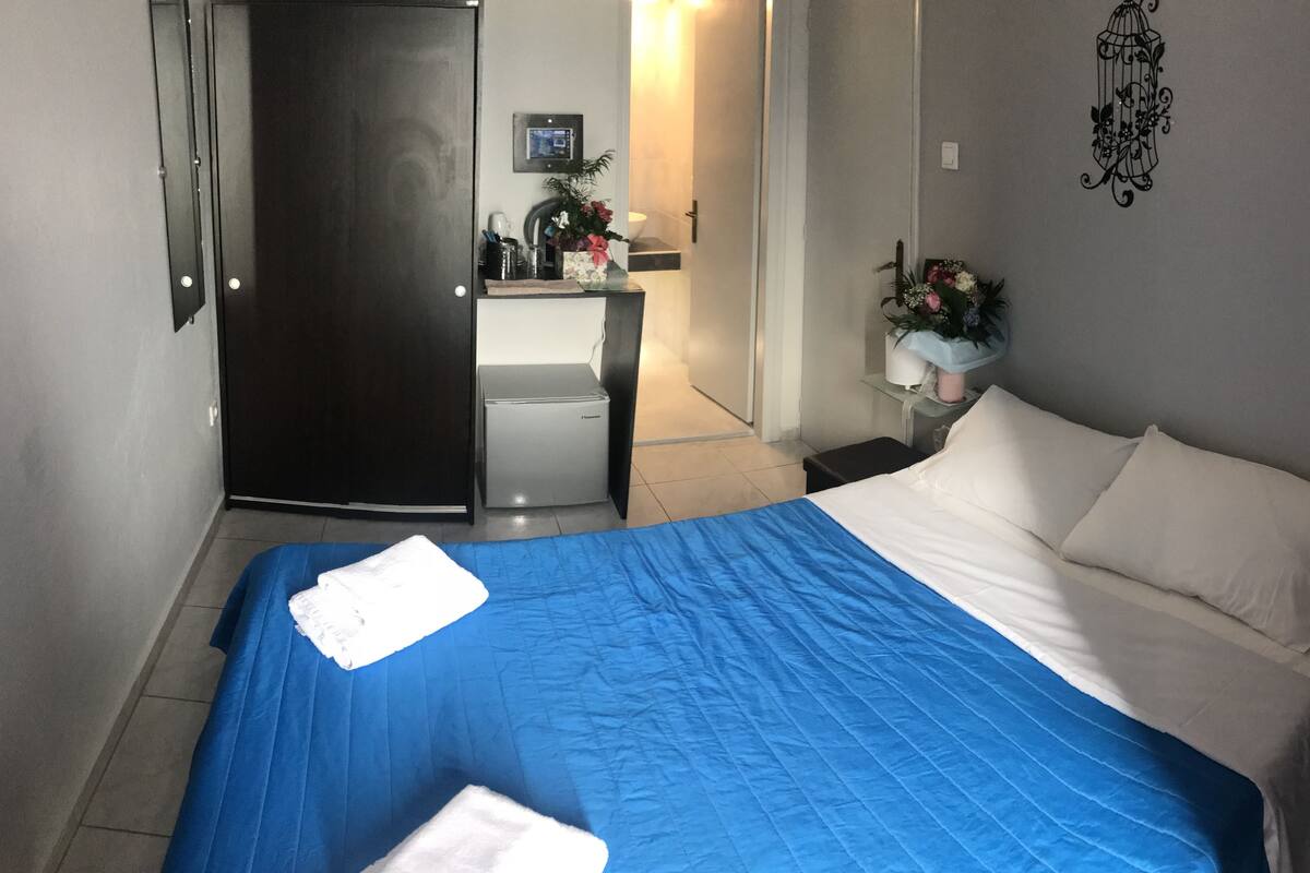 Double Room, Sea View | In-room safe, WiFi (free), bed sheets