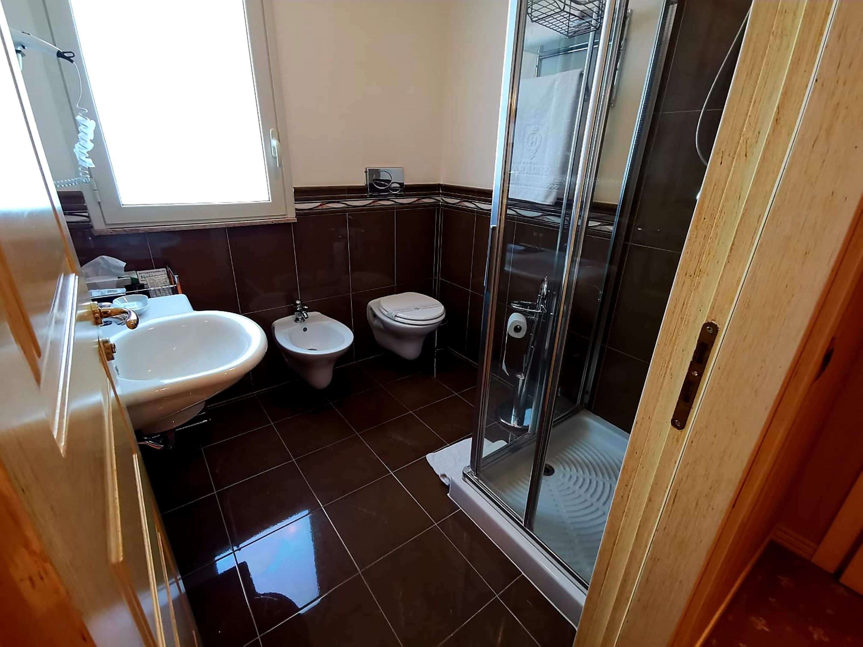 double room | bathroom | free toiletries, hair dryer, bidet, towels