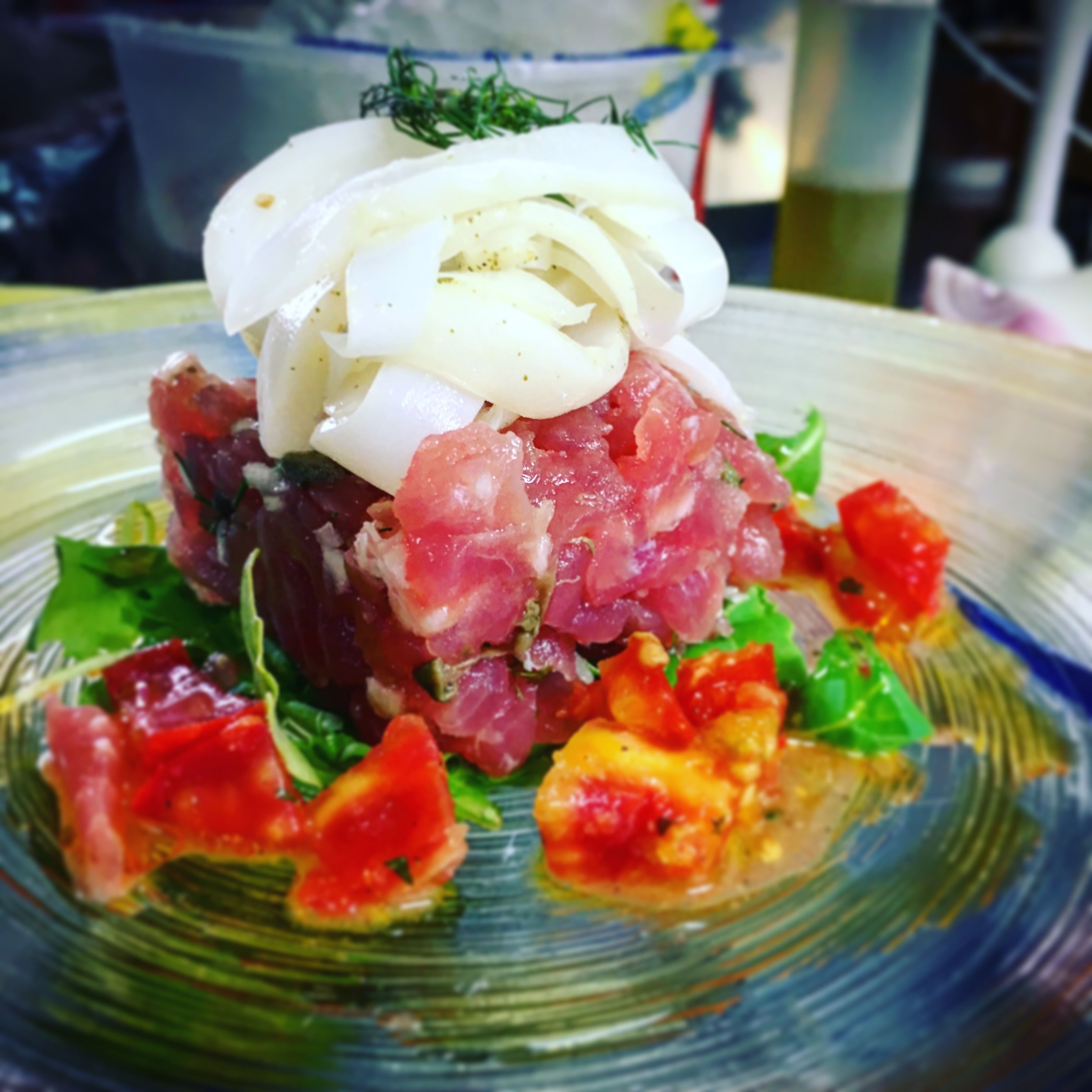 Un plato de comida con diversos ingredientes.