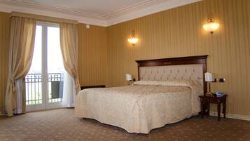 Double Room | Minibar, in-room safe, desk, blackout drapes