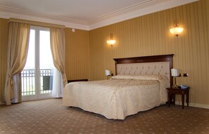 Dobbeltrom | Minibar, safe på rommet, skrivebord og blendingsgardiner