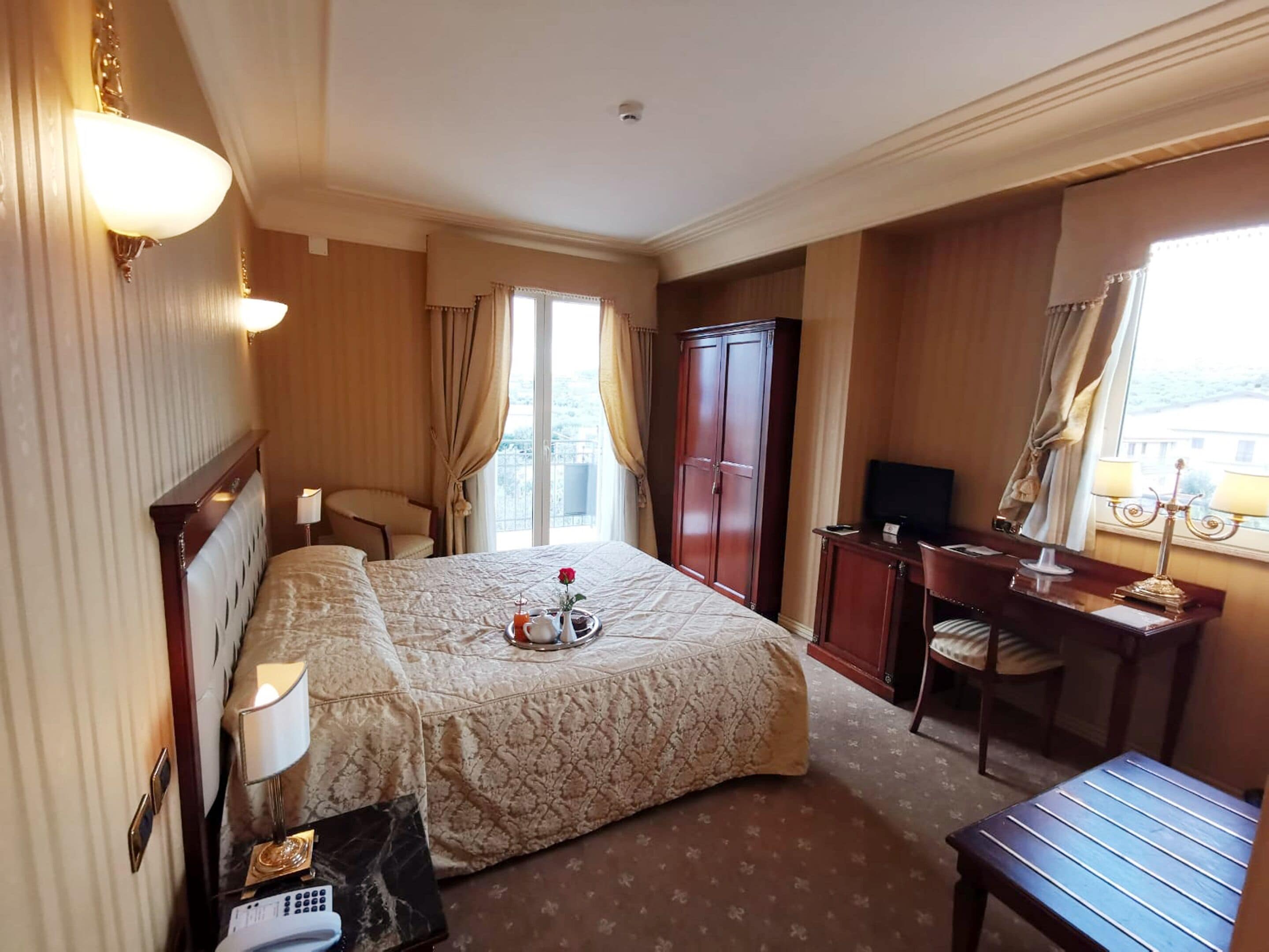 Doppelzimmer | Minibar, Zimmersafe, Schreibtisch, Verdunkelungsvorhänge