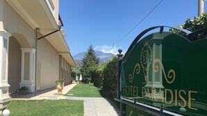 Un letrero de hotel con la inscripción 'HOTEL PARADISE' y una señal que indica la dirección a la recepción.