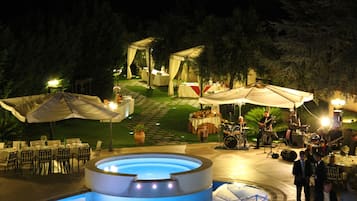 Piscine extérieure, chaises longues