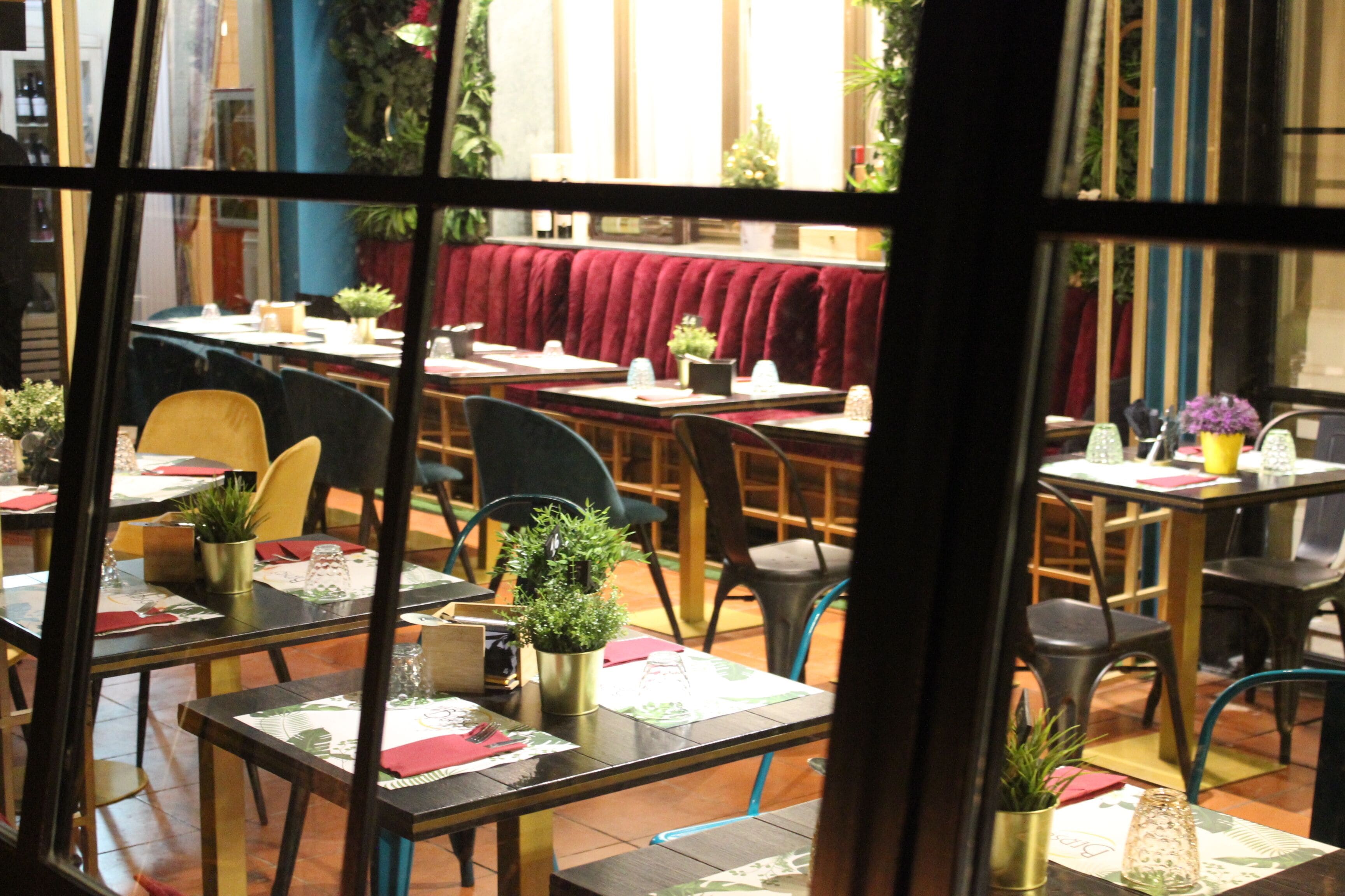 Petit déjeuner et déjeuner servis sur place, spécialités Cuisine locale