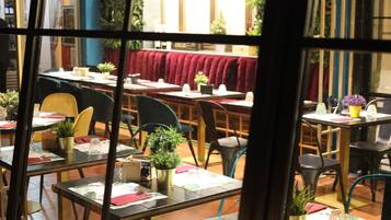 Petit déjeuner et déjeuner servis sur place, spécialités Cuisine locale