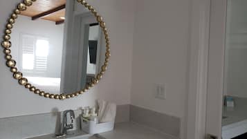 Deluxe Room, 1 Queen Bed | Bathroom | Shower, free toiletries, hair dryer, towels