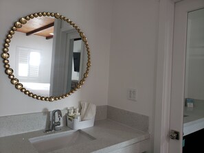 Deluxe Room, 1 Queen Bed | Bathroom | Shower, free toiletries, hair dryer, towels