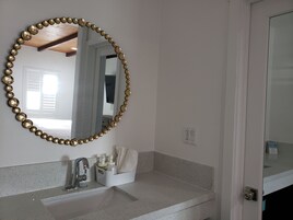 Deluxe Room, 1 Queen Bed | Bathroom | Shower, free toiletries, hair dryer, towels