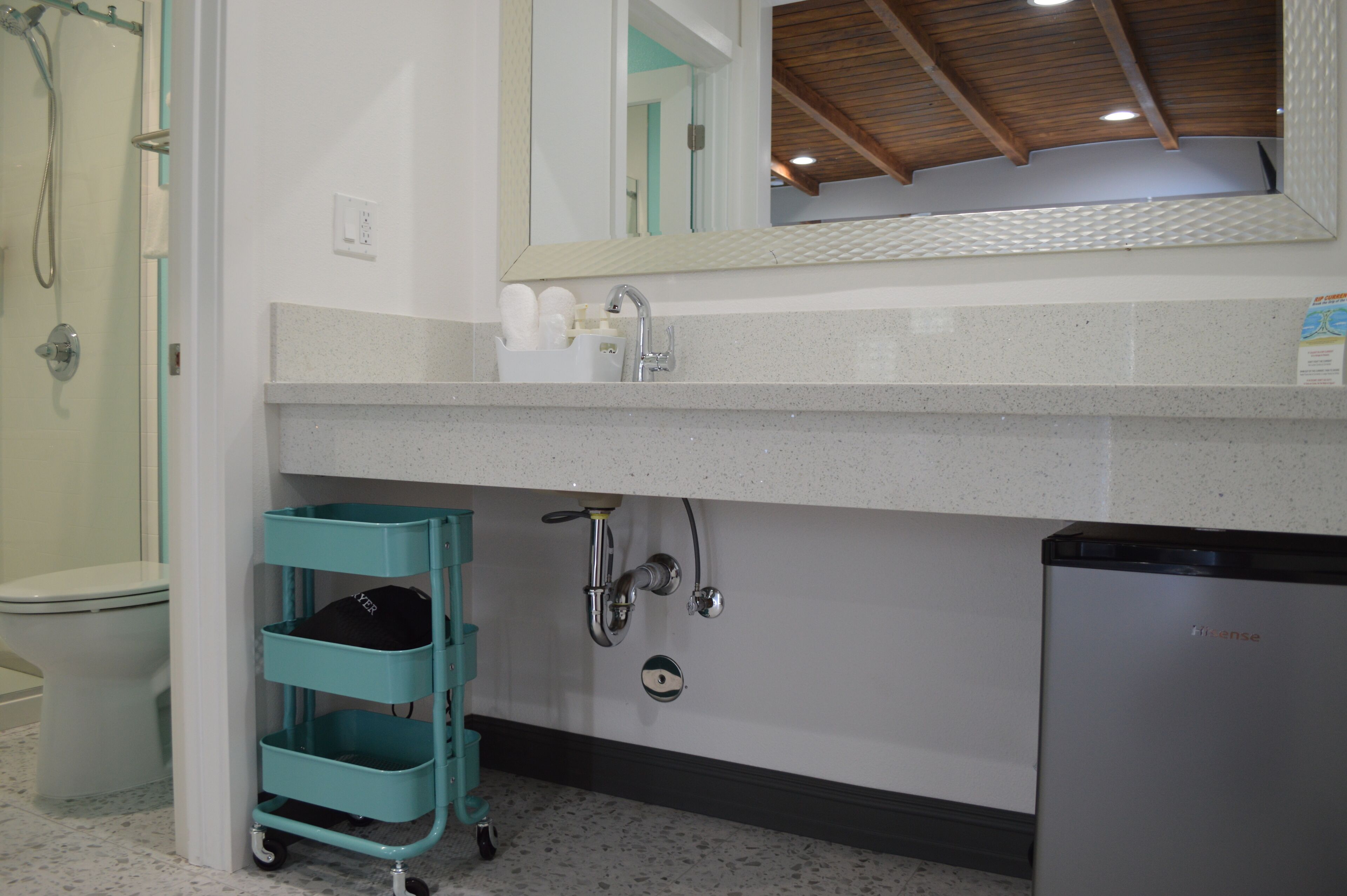Deluxe Room, Multiple Beds | Bathroom