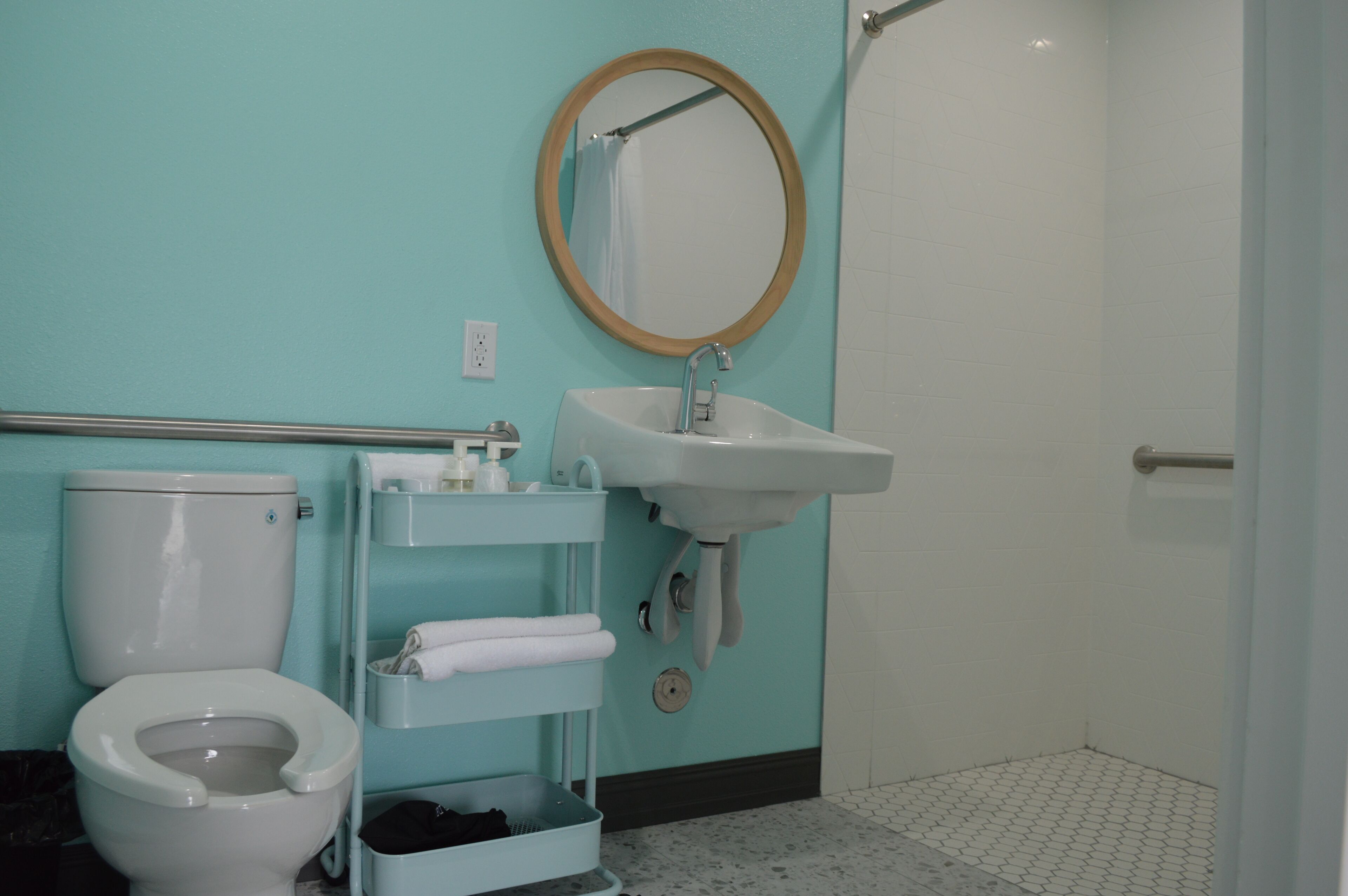Baño con inodoro, lavamanos y ducha.