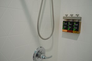 Shower, free toiletries, hair dryer, towels - Calafia Inn (San Clemente)