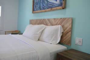 Small Basic Room, 1 Queen Bed | Free WiFi, bed sheets - Calafia Inn (San Clemente)