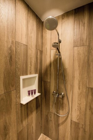 Shower, rainfall showerhead, hair dryer, slippers - King Park Hotel Kota Kinabalu (Kota Kinabalu)