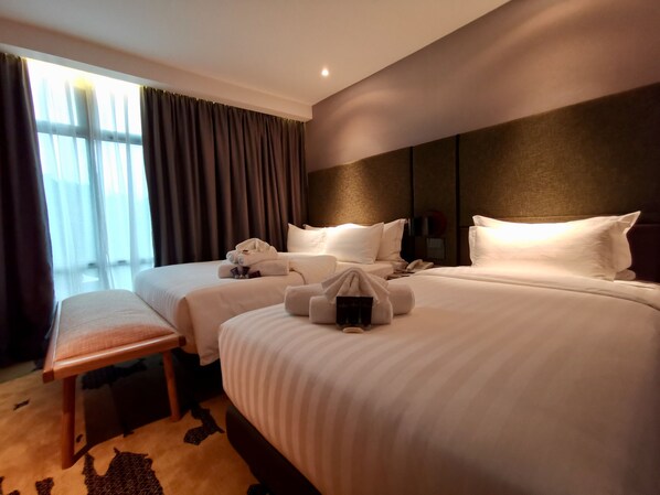 尊贵双床房 | 客房内保险箱、办公桌、笔记本电脑工作区、隔音