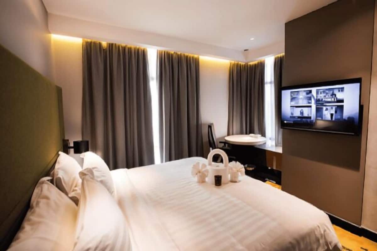 Una cassaforte in camera, una scrivania, postazione laptop