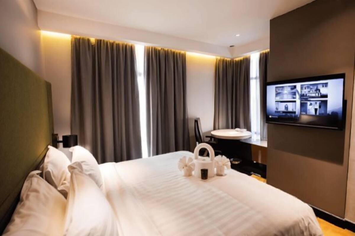 Pengeskab på værelset, skrivebord, arbejdsområde til bærbare computere