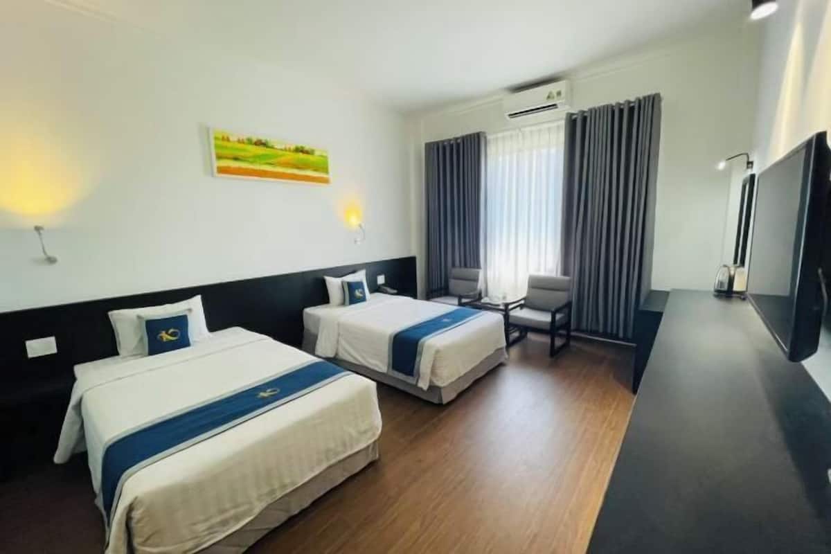 Minibar, in-room safe, desk, free WiFi