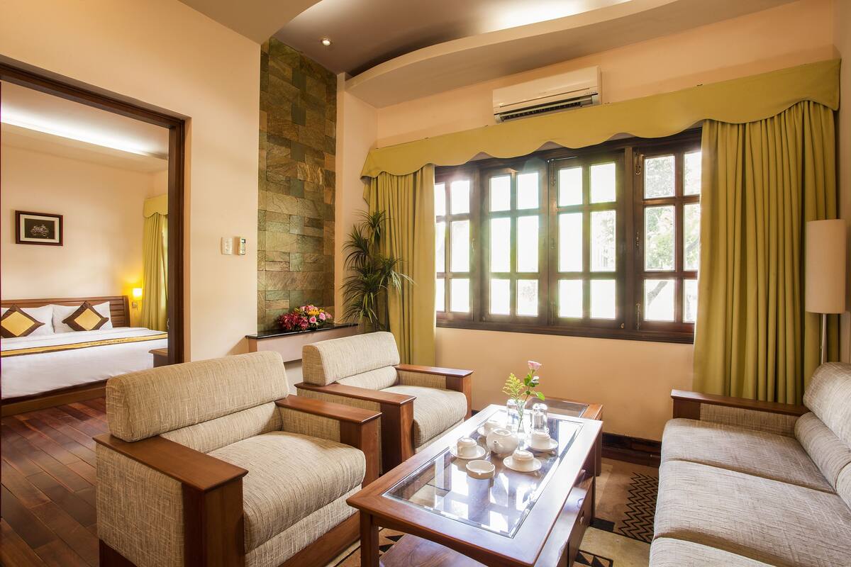 Phòng Suite | Minibar, két bảo mật tại phòng, bàn 