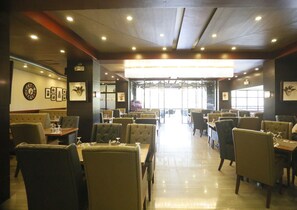 Frokost, lunsj og middag serveres, filippinske retter 