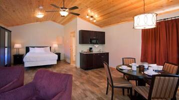 Signature Studio, 1 Queen Bed, Kitchenette | Iron/ironing board, free WiFi, bed sheets