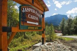 A wooden sign for Jasper East Cabins with an arrow pointing to the kitchen units. - Jasper East Cabins (Jasper East)