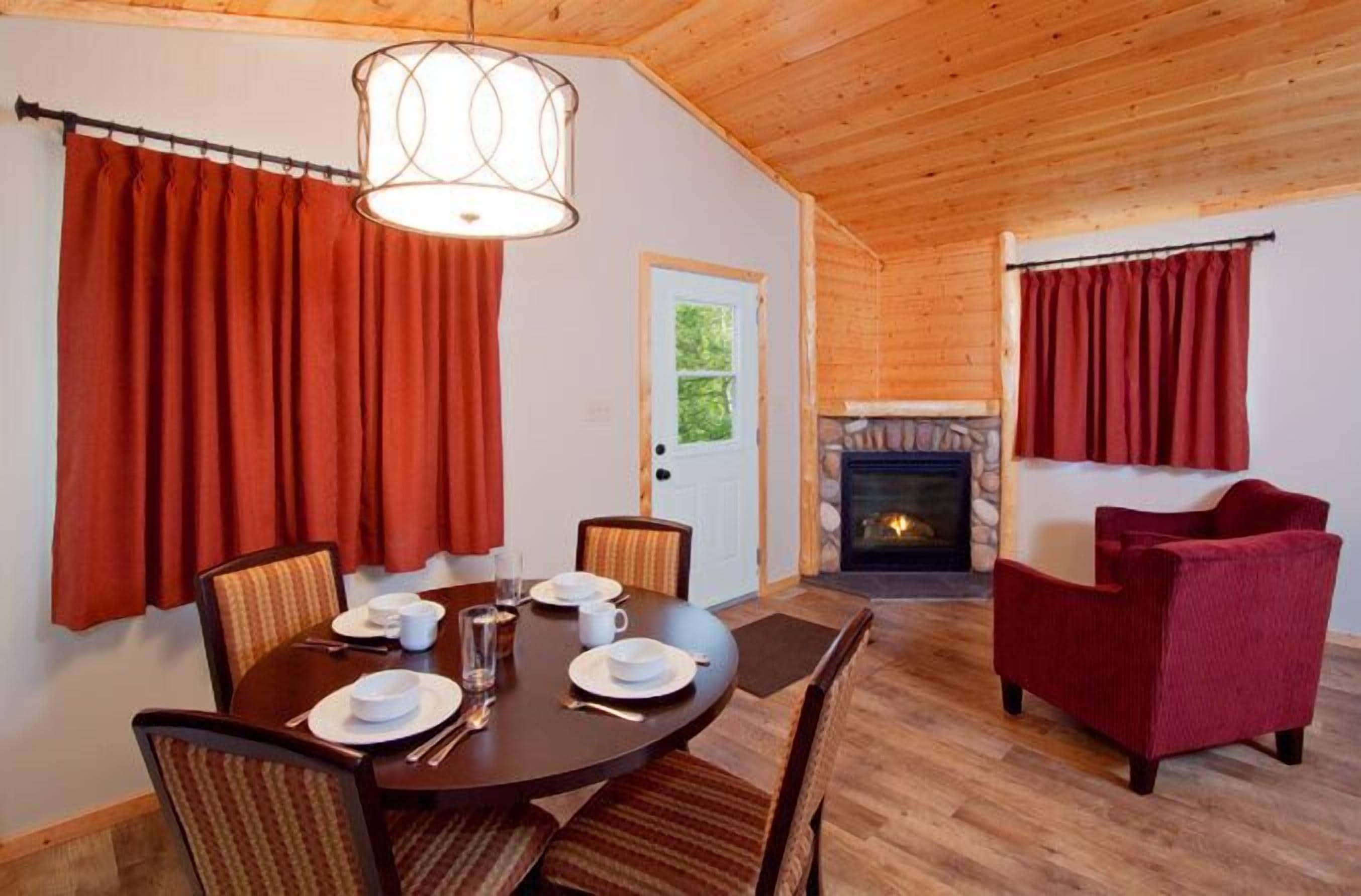 Signature Studio, 1 Queen Bed, Kitchenette | In-room dining