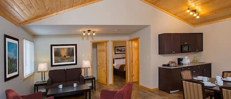 Mökki, 2 makuuhuonetta, keittiö | Olohuone | Takka