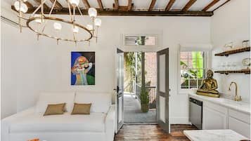 Suite estudio Deluxe, varias camas, vista a la ciudad | Área de sala de estar | Televisión de pantalla plana