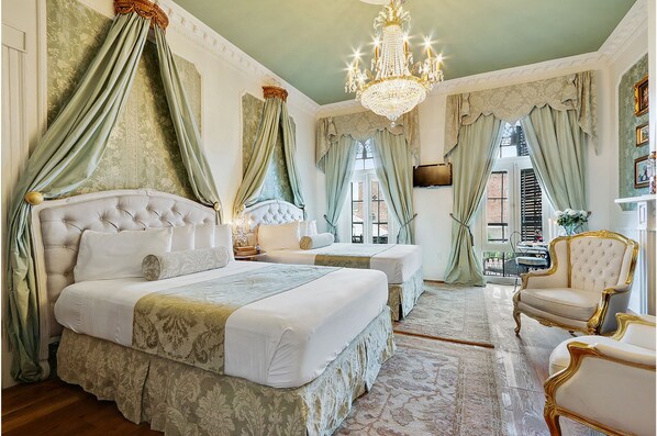 华丽开间, 2 张大床, 城市景观 | 高档床上用品、记忆海绵床垫、特色装修、特色家居