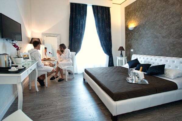 Junior Suite | Minibar, in-room safe, free cribs/infant beds, free WiFi