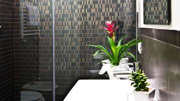 Chambre Double | Salle de bain | Douche, articles de toilette gratuits, sĂšche-cheveux, bidet