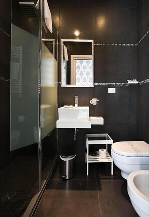 Dutxa, articles de tocador gratuïts, assecador de cabells i bidet 