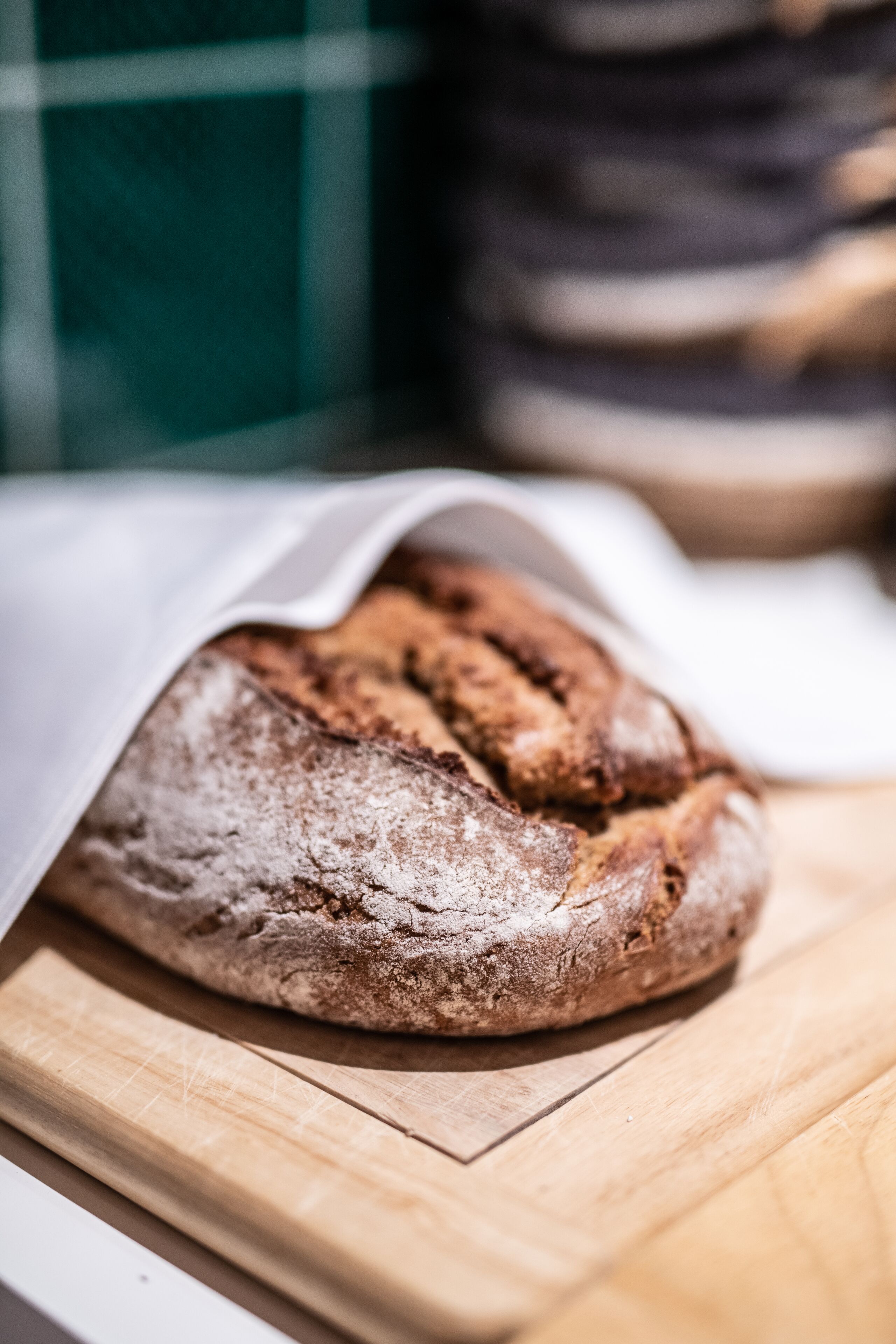 Ein Brot auf einem Holzschneidebrett.
