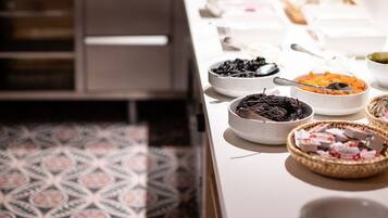 TĂ€gliches inbegriffenes nach Wunsch zubereitetes FrĂŒhstĂŒck