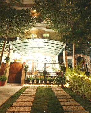 Fachada de la propiedad por la tarde o noche