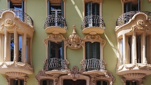 Front of property - Gran Vía by The Streets (Barcelona)