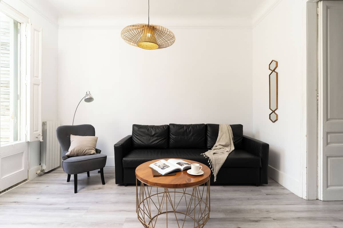 Appartement, 5 chambres, balcon | Coin séjour | TV connectée