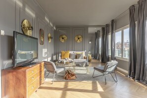 Down duvets, in-room safe, individually decorated - Gran Vía by The Streets (Barcelona)