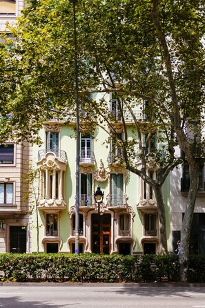 Exterior - Gran Vía by The Streets (Barcelona)