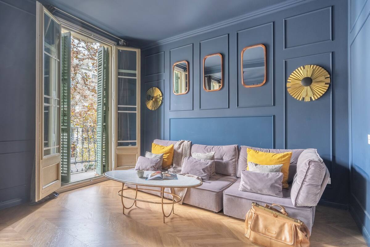 Appartement Deluxe, 4 chambres, balcon | Coin séjour | TV connectée