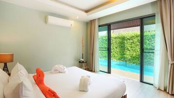 Piscine extérieure, chaises longues