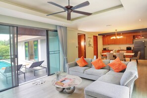 Two-Bedroom Deluxe Pool Villa | 起居区 | 42-英寸纯平电视（配备卫星频道）、液晶电视、首映电影