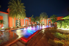 Una piscina al aire libre (de 08:30 a 21:30), tumbonas