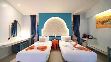Twin Room with Pool View | Bộ đồ giường cao cấp, két bảo mật tại phòng, màn/rèm cản sáng