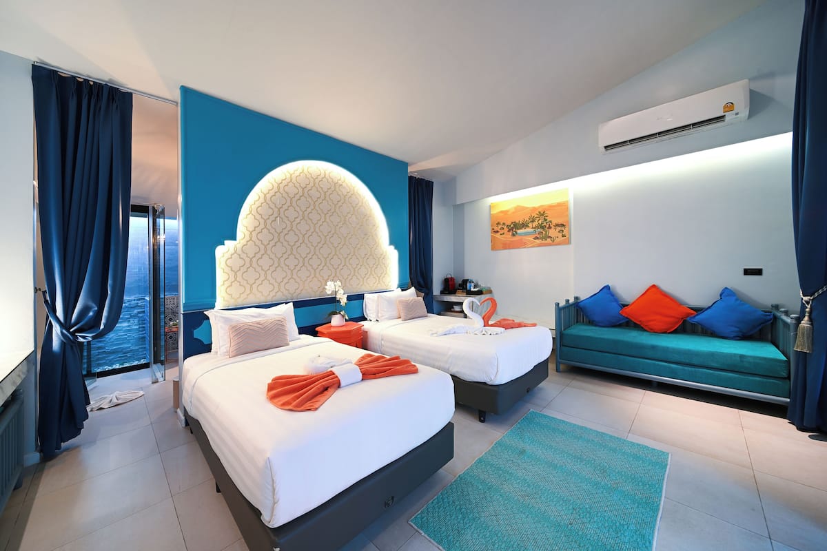 Twin Room with Pool View | 고급 침구, 객실 내 금고, 암막 커튼, 다리미/다리미판